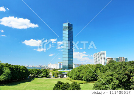 千葉県　青空の千葉ポートタワー 111409617