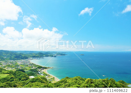 千葉県　青空と青い海の房総半島（鋸山からの展望） 111409622