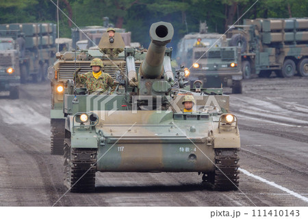 陸上自衛隊203mm自走榴弾砲の観閲行進 111410143