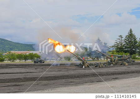 射撃する陸上自衛隊155mm榴弾砲FH70 111410145