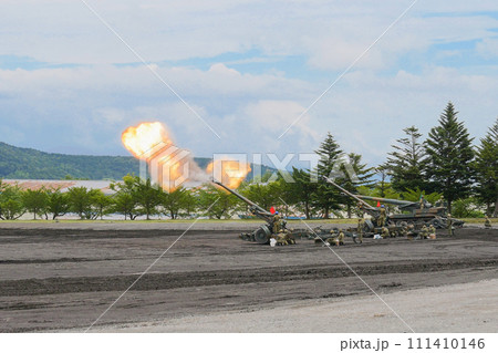 射撃する陸上自衛隊155mm榴弾砲FH70 111410146