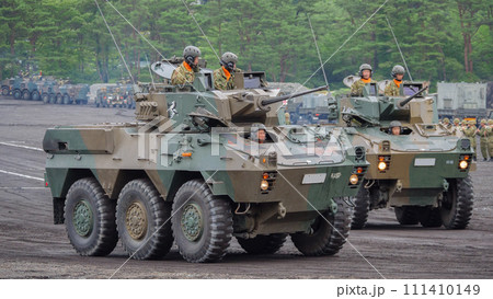 陸上自衛隊87式偵察警戒車の観閲行進 111410149