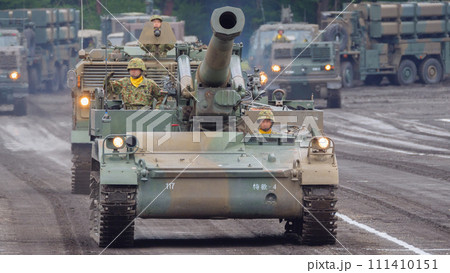 陸上自衛隊203mm自走榴弾砲の観閲行進 111410151