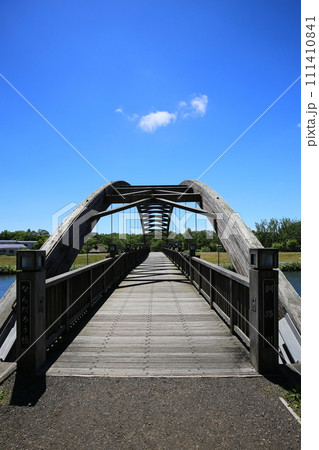 晴渡る空に向かう木造橋/なんだろう橋（日本 北海道川上郡弟子屈町） 111410841