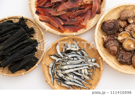 根昆布と煮干しと干し椎茸と厚削りの鰹節 根昆布と煮干しと干し椎茸と厚削りの鰹節 111410896