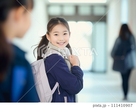 見送られる女の子 見送られる女の子 111410907