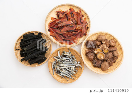 根昆布と煮干しと干し椎茸と厚削りの鰹節 根昆布と煮干しと干し椎茸と厚削りの鰹節 111410919