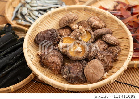 根昆布と煮干しと干し椎茸と厚削りの鰹節 根昆布と煮干しと干し椎茸と厚削りの鰹節 111411098