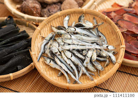 根昆布と煮干しと干し椎茸と厚削りの鰹節 111411100
