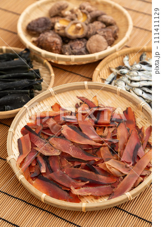 根昆布と煮干しと干し椎茸と厚削りの鰹節 根昆布と煮干しと干し椎茸と厚削りの鰹節 111411129