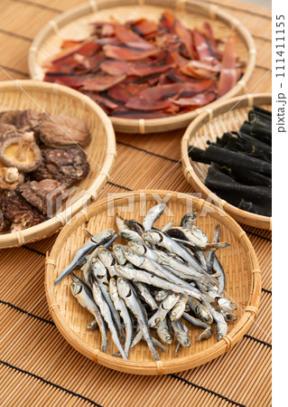 根昆布と煮干しと干し椎茸と厚削りの鰹節 根昆布と煮干しと干し椎茸と厚削りの鰹節 111411155