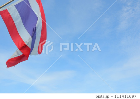 青空にはためくタイの国旗 111411697