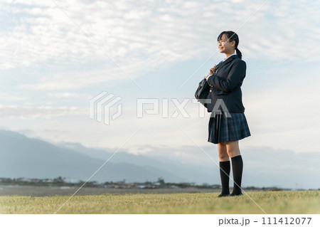 制服姿の中学生・高校生の女の子・女子高生(笑顔) 制服姿の中学生・高校生の女の子・女子高生(笑顔) 111412077