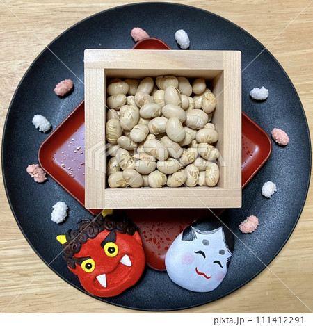 節分、升に入った豆と鬼と福 111412291