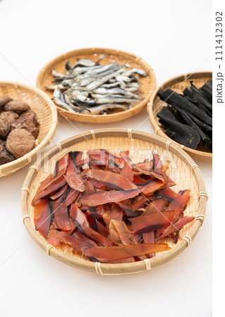 根昆布と煮干しと干し椎茸と厚削りの鰹節 根昆布と煮干しと干し椎茸と厚削りの鰹節 111412302