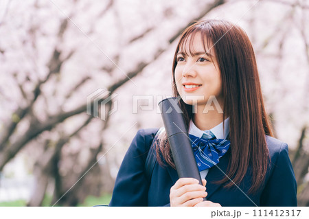 桜を見上げて卒業証書を持つ高校生(女子高生) 桜を見上げて卒業証書を持つ高校生(女子高生) 111412317
