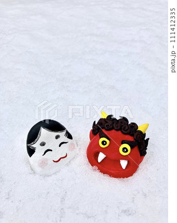 節分の日_雪の上の鬼と福 111412335
