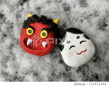 節分の日_雪の上の鬼と福 111412342