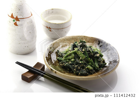 ほうれん草の胡麻和えと日本酒の熱燗 ほうれん草の胡麻和えと日本酒の熱燗 111412432