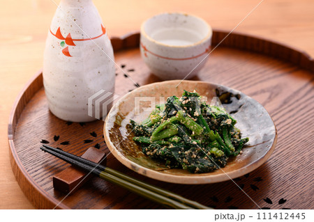 お盆にのせたほうれん草の胡麻和えとお酒 お盆にのせたほうれん草の胡麻和えとお酒 111412445