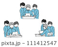 タブレットで学習をする複数の男子生徒 111412547