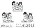 タブレットで学習をする複数の女子生徒 111412548