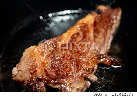 スキレット焼いたステーキ スキレット焼いたステーキ 111412575