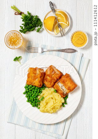 fried fish with mashed potatoes and green peas 111412612