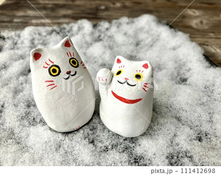 雪の上の招き猫 111412698