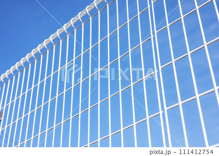 フェンス越しの空 公園 春の空 イメージ 111412754