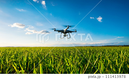 【AI生成画像】爽やかな青空を飛ぶ農業用ドローン 111413978