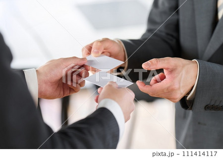 名刺交換をするビジネスマンの手元 111414117