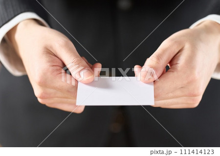 名刺を差し出すビジネスマンの手元 111414123