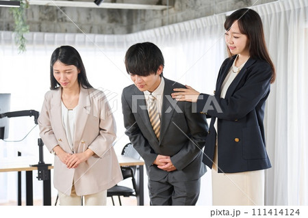 マナー研修を行うビジネスパーソン	 111414124