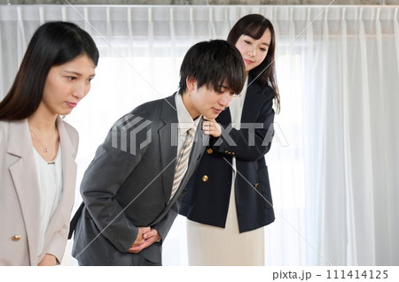 マナー研修を行うビジネスパーソン	 111414125