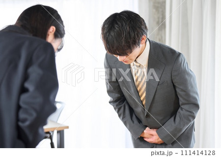 お辞儀を行うビジネスマン 111414128