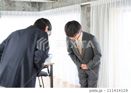 お辞儀を行うビジネスマン 111414129