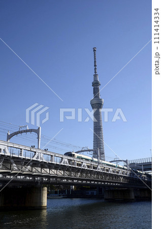 スカイツリーと電車 スカイツリーと電車 111414334