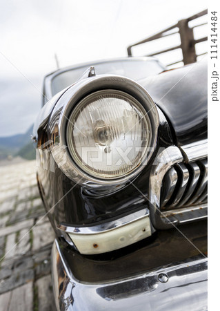 Headligh and front bumper of an old timer car 111414484