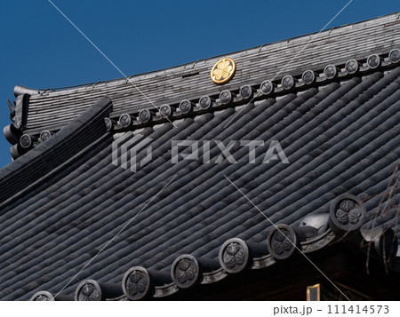 冬の青空と伝通院の本堂の屋根 東京都文京区 冬の青空と伝通院の本堂の屋根 東京都文京区 111414573