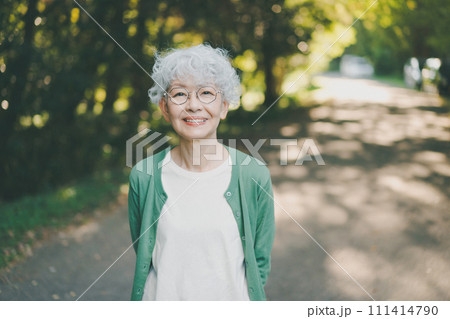 a woman in her 60s to 70s a woman in her 60s to 70s 111414790