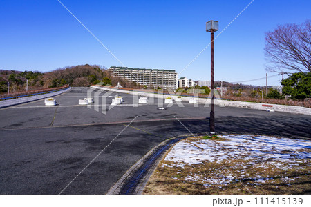 雪の稲城中央公園くじら橋（東京都稲城市） 111415139