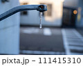 水道から垂れるつらら 111415310