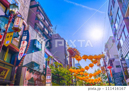 日本の横浜都市景観 2024春節燈花の横浜中華街。中華街西門通り側のドラゴン提灯＝令和6年2月8日 111416167