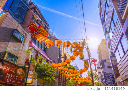 日本の横浜都市景観 2024春節燈花の横浜中華街。中華街西門通り側のドラゴン提灯＝令和6年2月8日 111416169