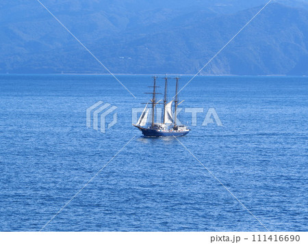 背景素材　大海原を行く帆船みらいへ 111416690