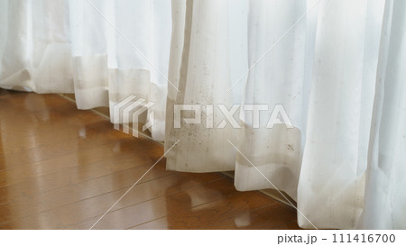 カビで汚れたレースのカーテン 111416700