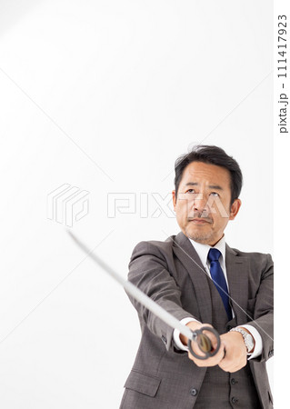 刀を持つスーツの男性　 111417923