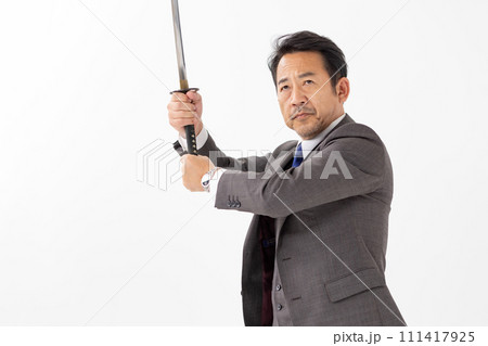 刀を持つスーツの男性　 111417925
