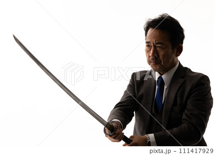 刀を持つスーツの男性　シルエット  111417929
